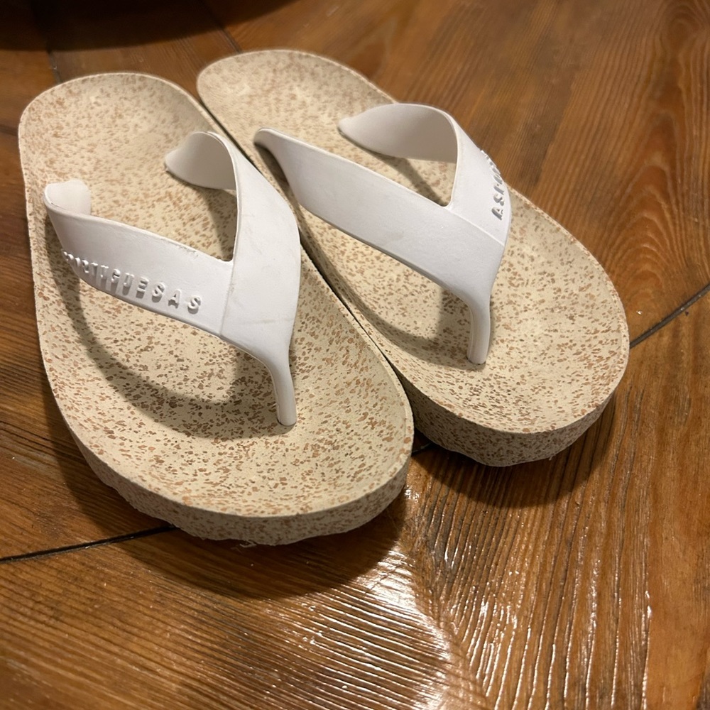 ASPORTUGUESAS FLIP FLOPS….38. Like New!